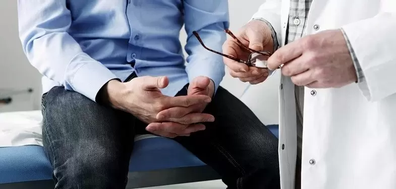 Dès les premiers signes de prostatite, un urologue doit être consulté pour confirmer le diagnostic. 